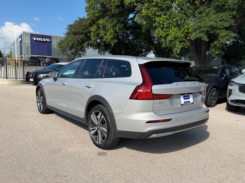 2025 Volvo V60 Cross Country - Image 2