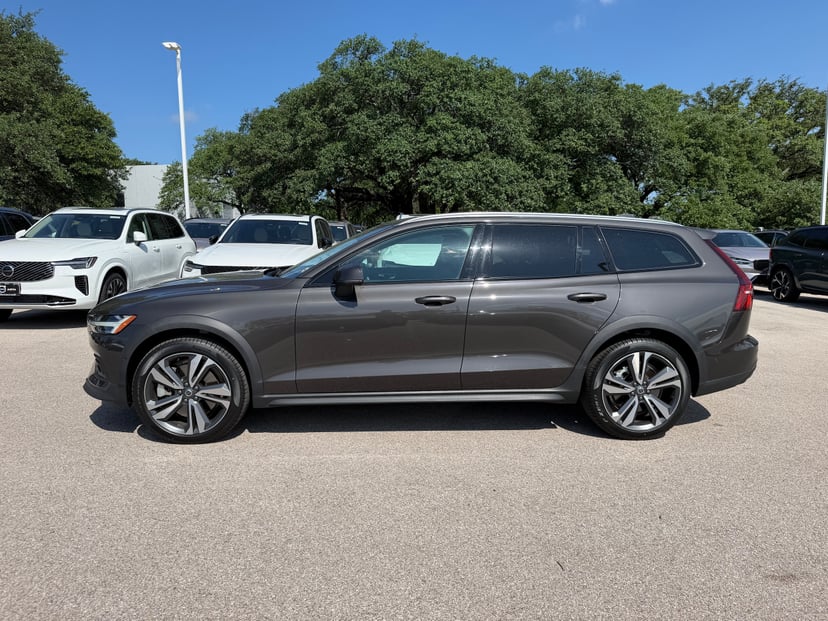 2025 Volvo V60 Cross Country - Image 2
