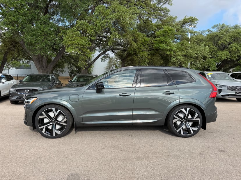 2026 Volvo XC60 plug-in hybrid - Image 2