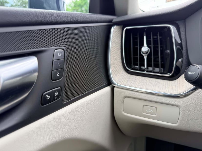 2023 Volvo XC60 - Image 16
