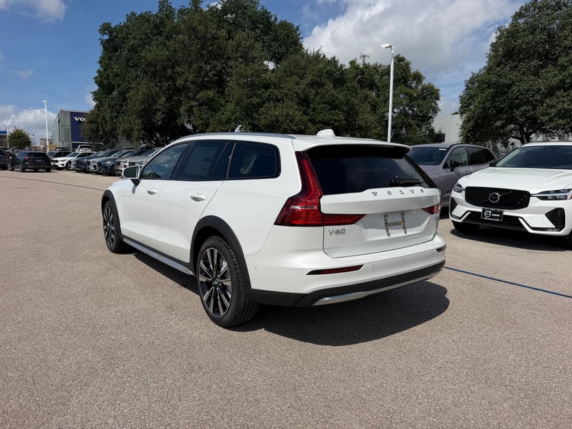 2026 Volvo V60 Cross Country - Image 3