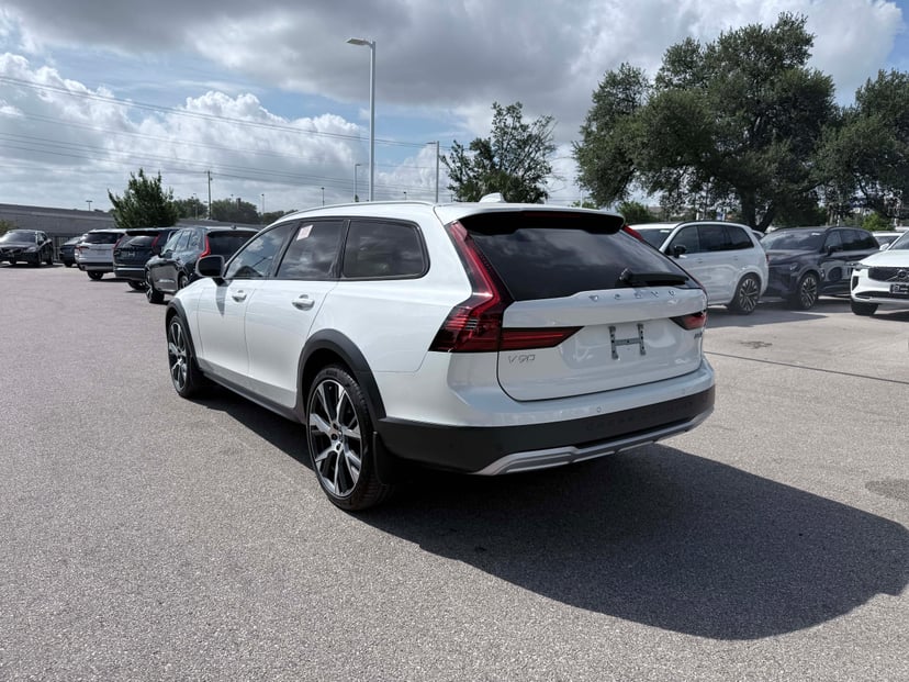2025 Volvo V90 Cross Country - Image 3