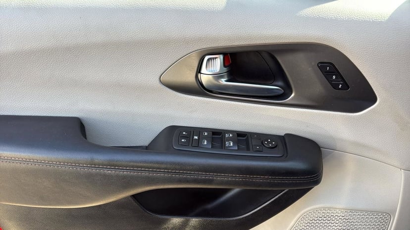 2020 Chrysler Pacifica - Image 12