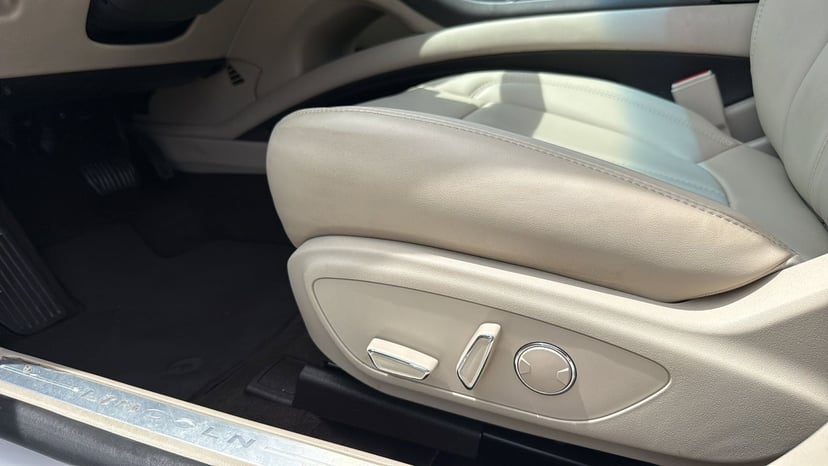 2019 Lincoln MKZ - Image 8