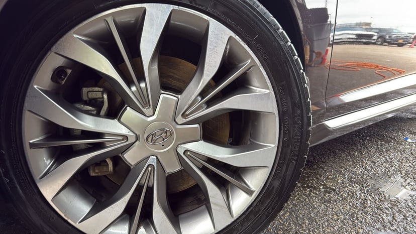 2015 Hyundai Sonata - Image 28