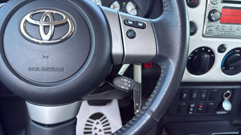 2011 Toyota FJ Cruiser - Image 10