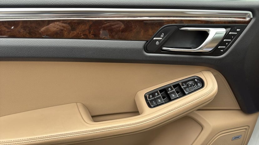 2020 Porsche Macan - Image 12