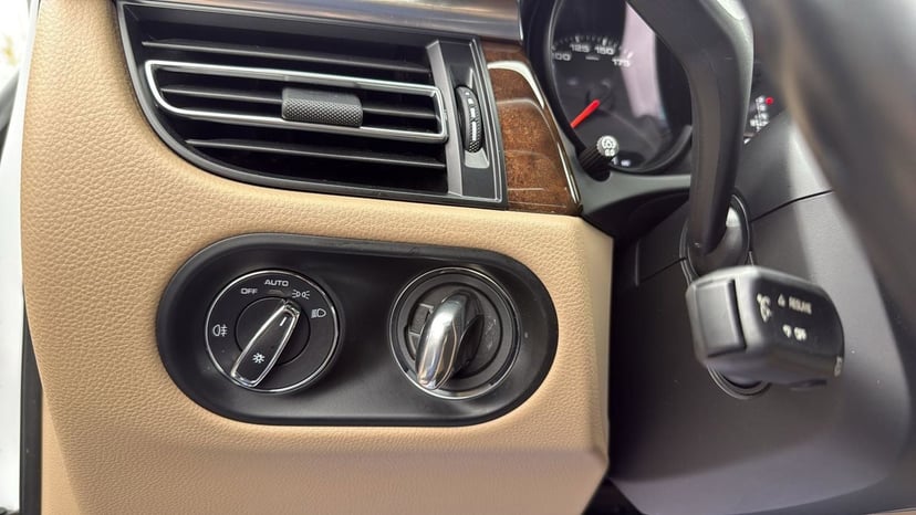 2020 Porsche Macan - Image 16