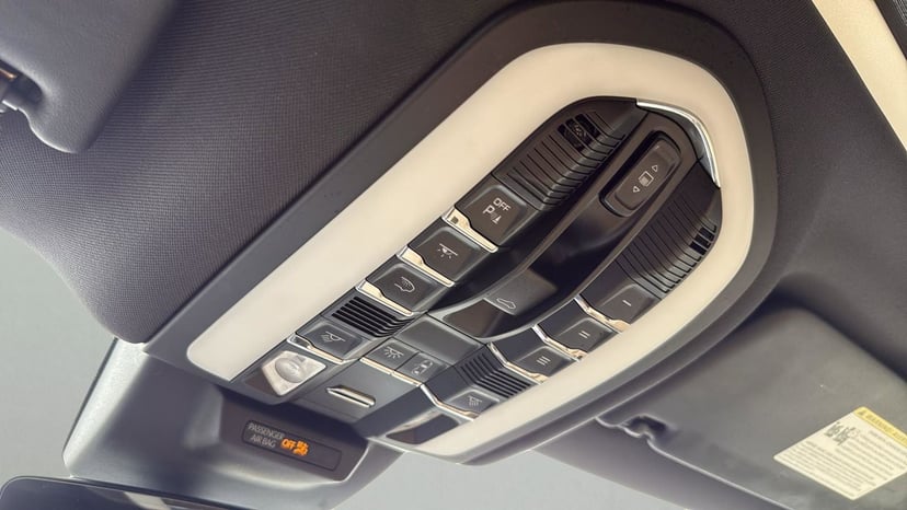 2020 Porsche Macan - Image 25