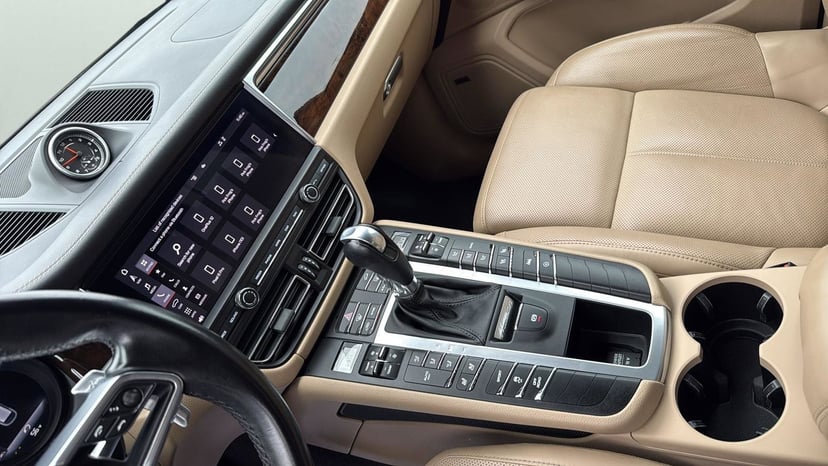 2020 Porsche Macan - Image 26