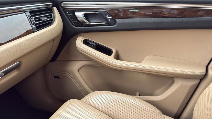 2020 Porsche Macan - Image 27
