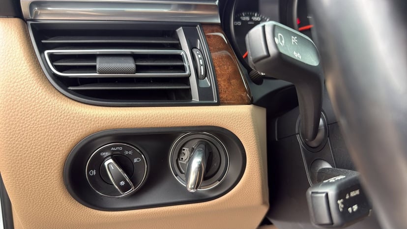 2020 Porsche Macan - Image 43