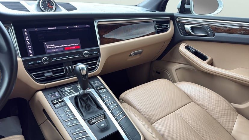 2020 Porsche Macan - Image 45