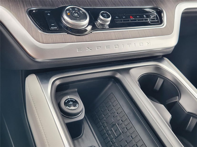 2025 Ford Expedition Max - Image 13