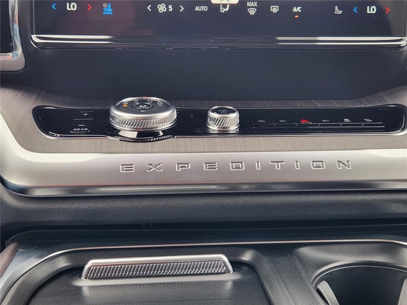 2025 Ford Expedition Max - Image 13