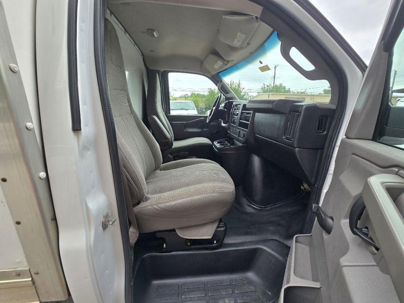 2016 CHEVROLET Express - Image 12