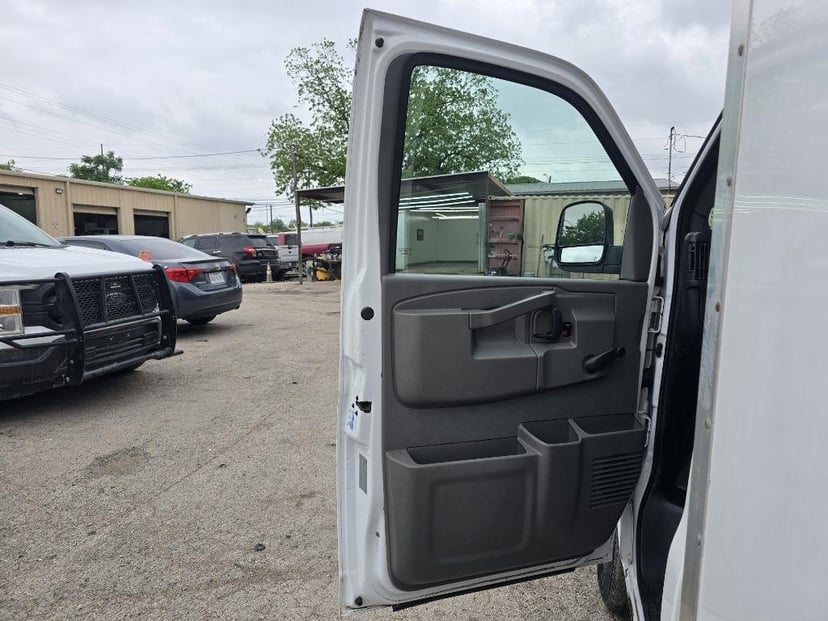 2016 CHEVROLET Express - Image 17