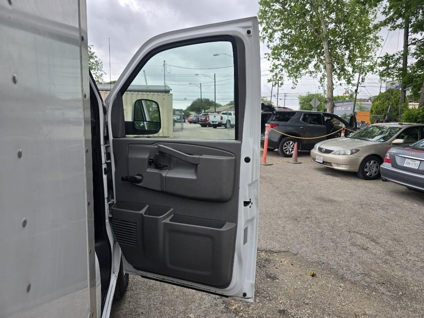 2016 CHEVROLET Express - Image 18