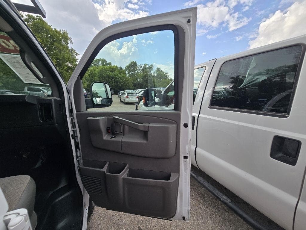 2019 CHEVROLET Express - Image 16