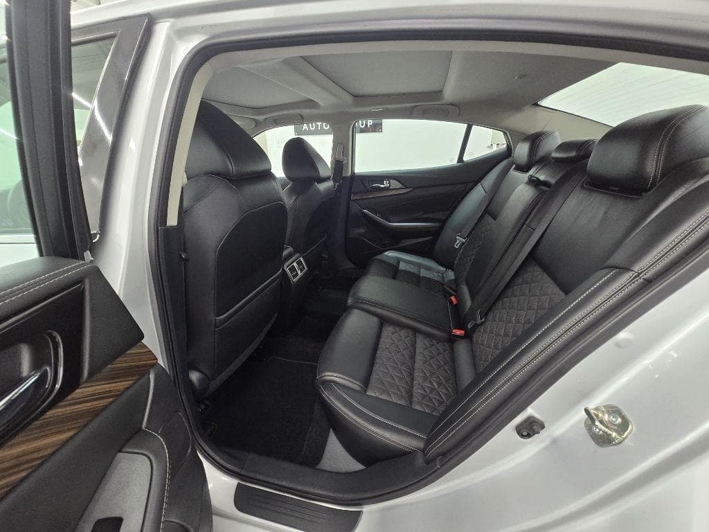 2017 NISSAN Maxima - Image 11