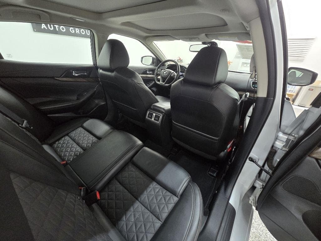 2017 NISSAN Maxima - Image 16