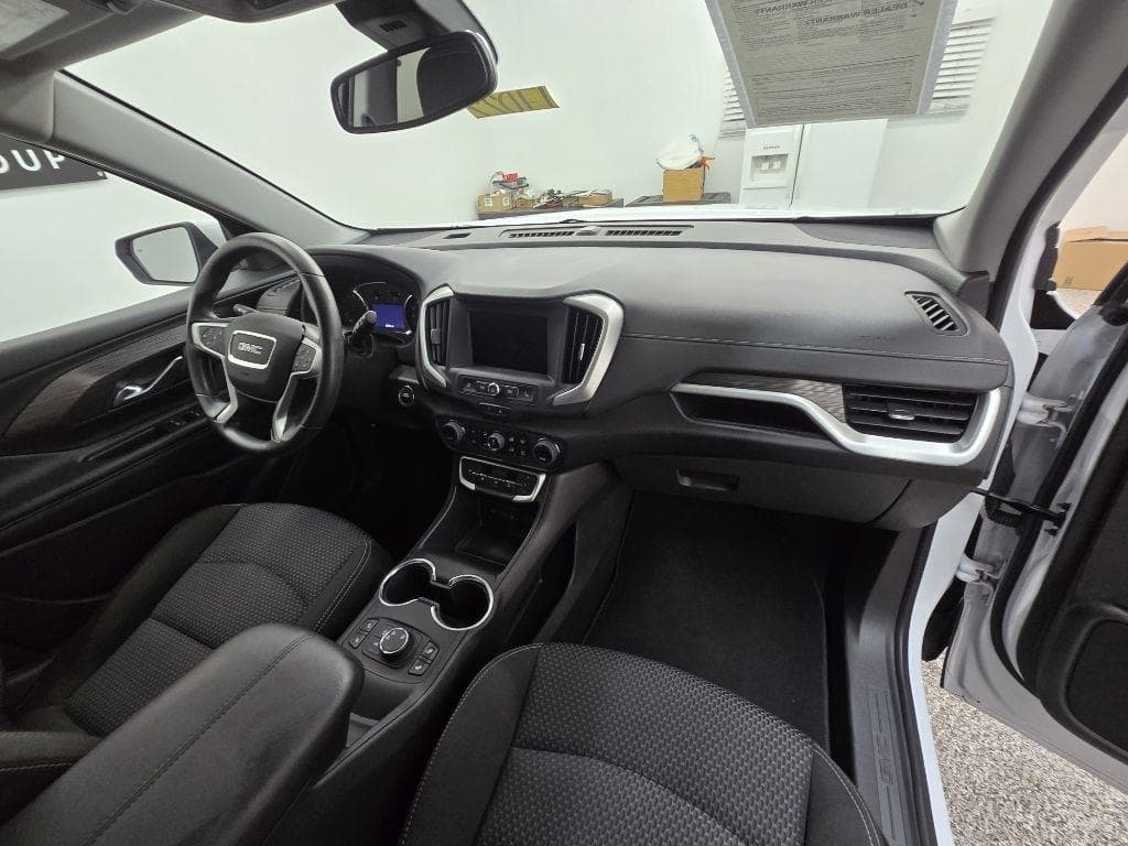 2023 GMC Terrain - Image 17