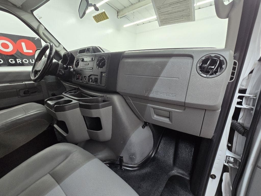 2013 FORD Econoline - Image 16