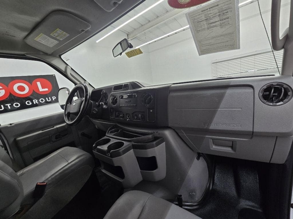 2013 FORD Econoline - Image 18