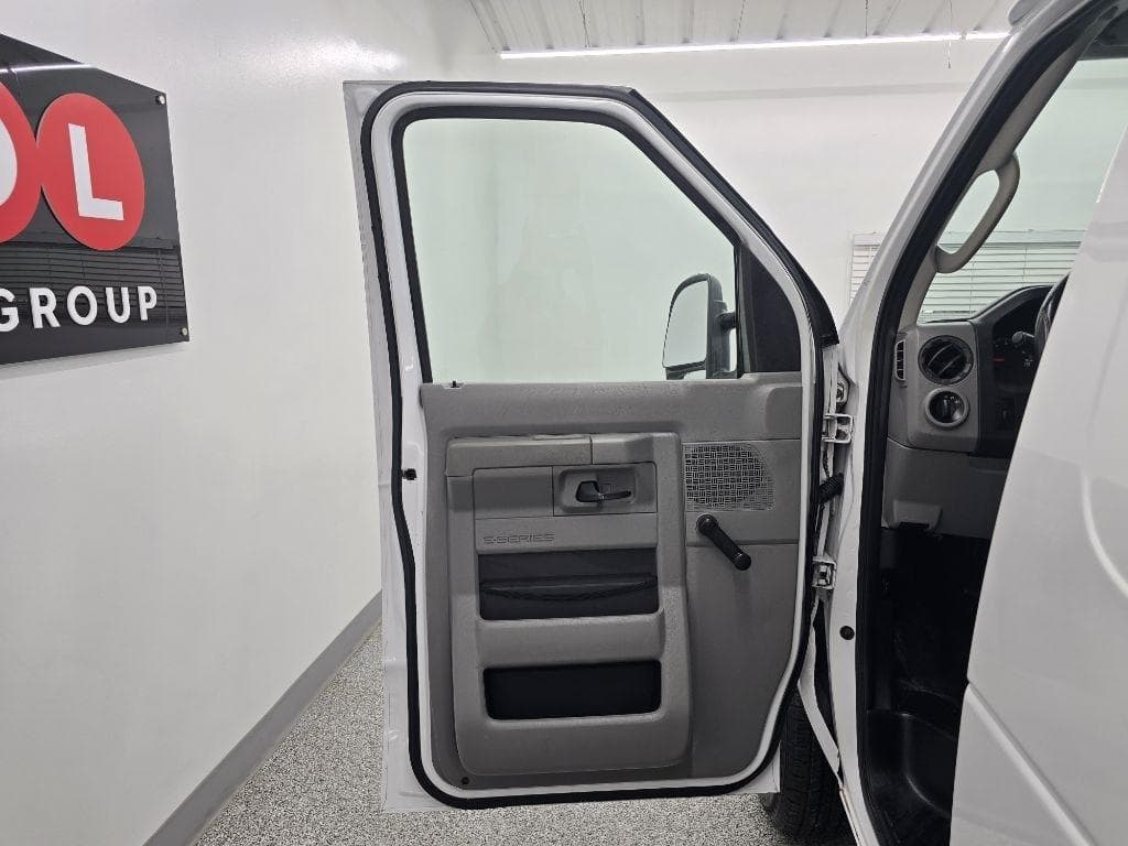 2013 FORD Econoline - Image 22
