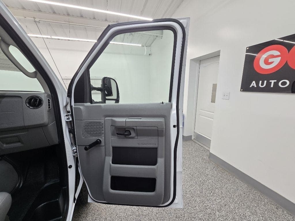 2013 FORD Econoline - Image 23