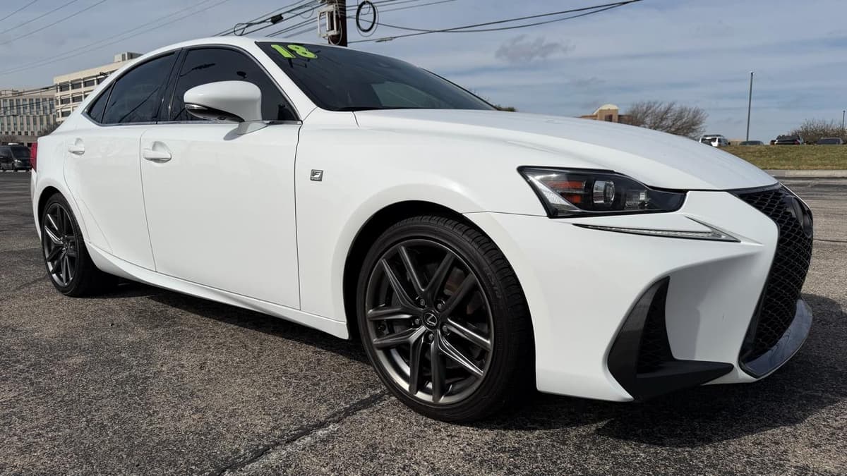 2018 Lexus IS - Image 3