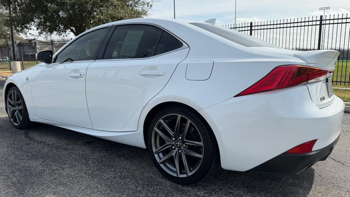 2018 Lexus IS - Image 7