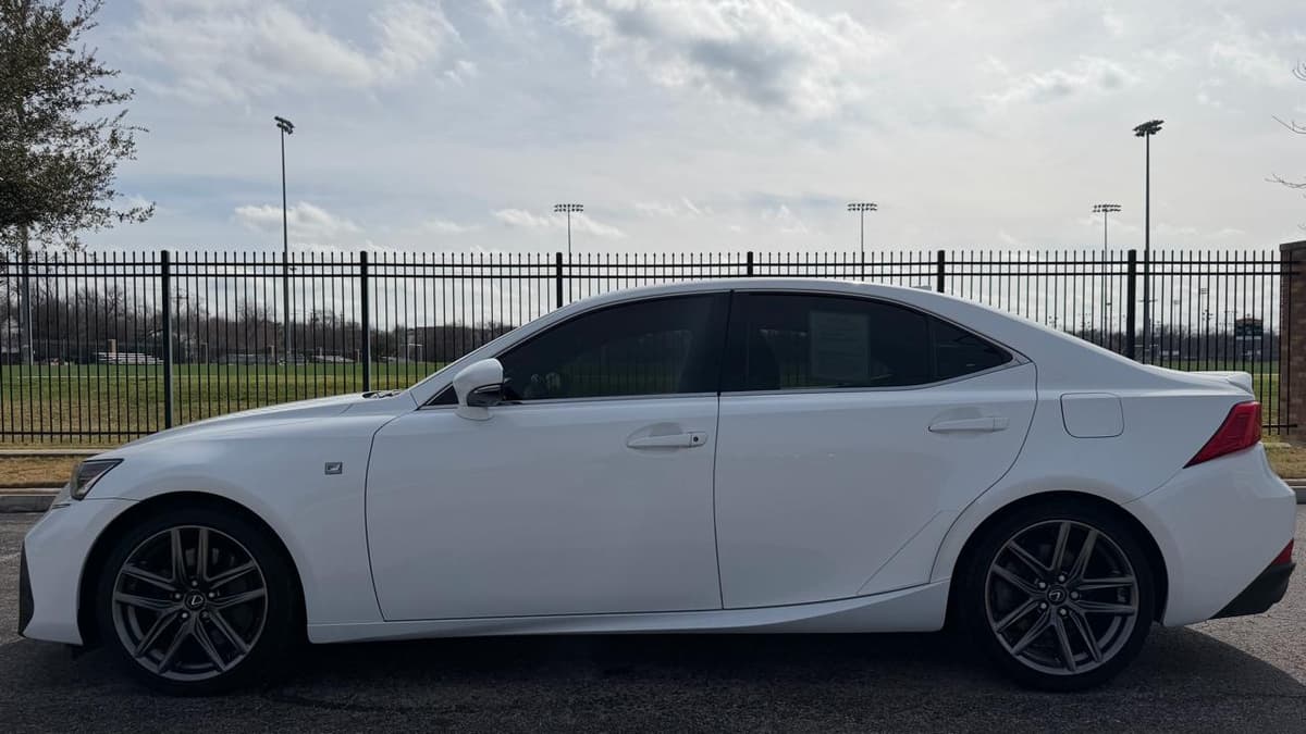 2018 Lexus IS - Image 9