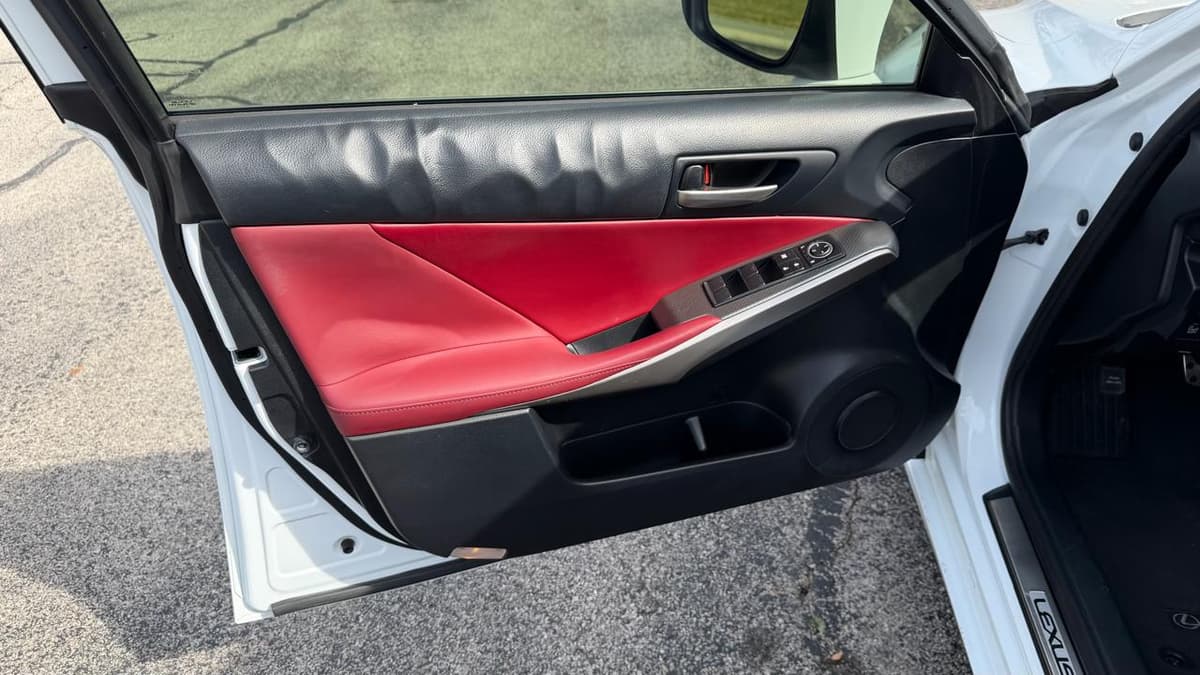 2018 Lexus IS - Image 10