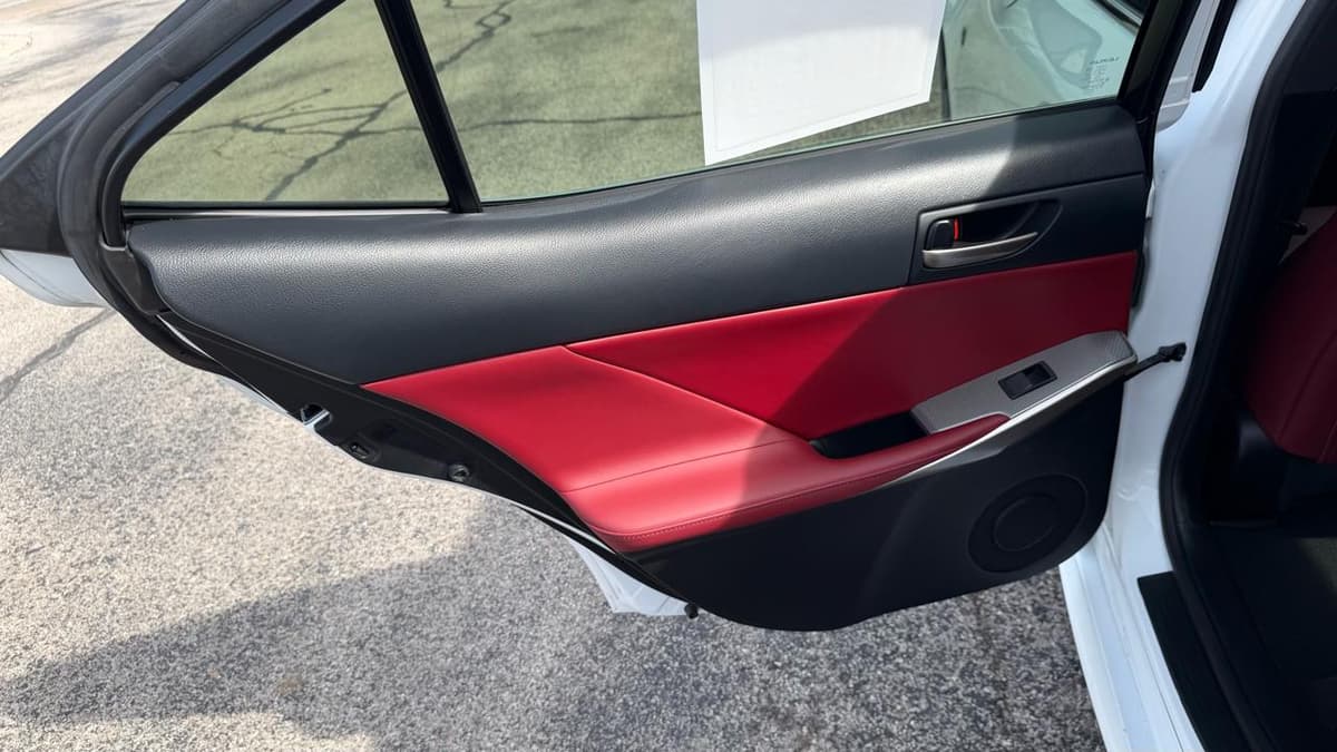 2018 Lexus IS - Image 11