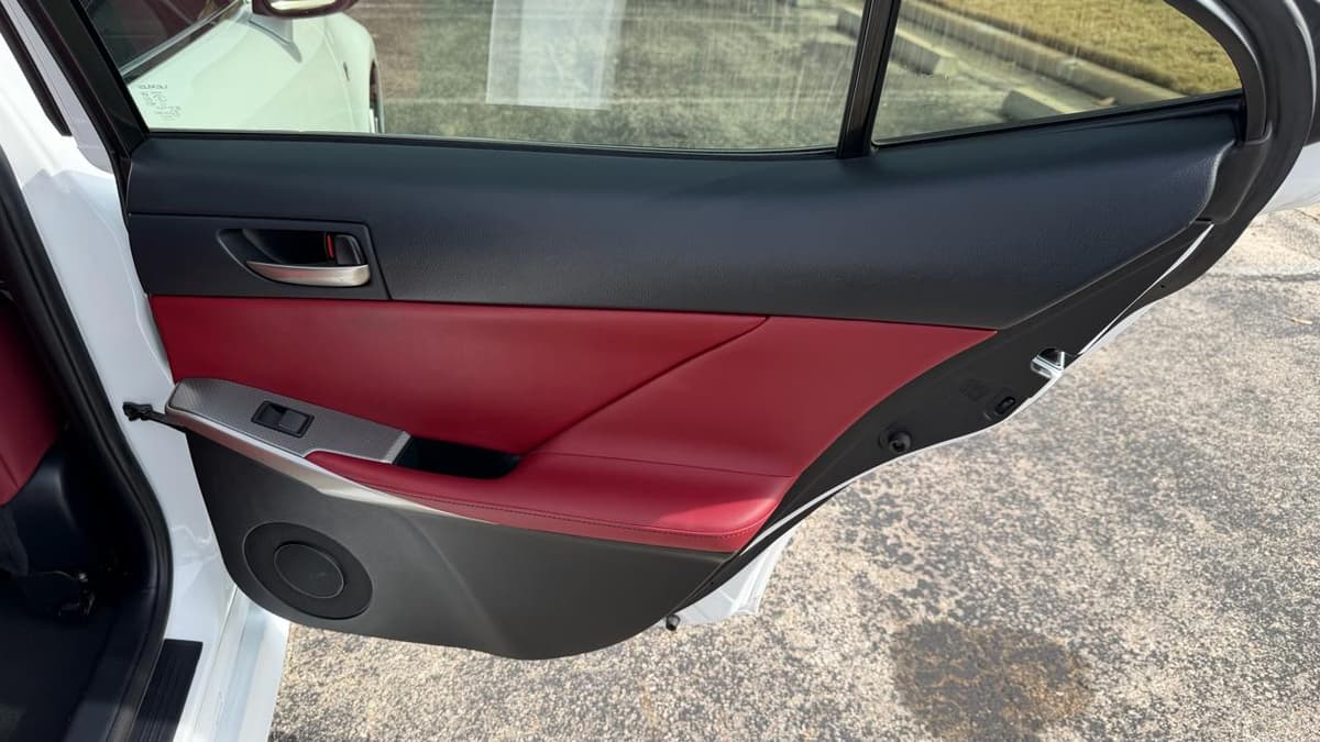 2018 Lexus IS - Image 12