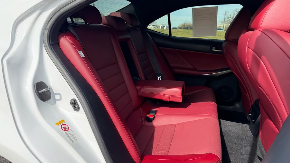 2018 Lexus IS - Image 17