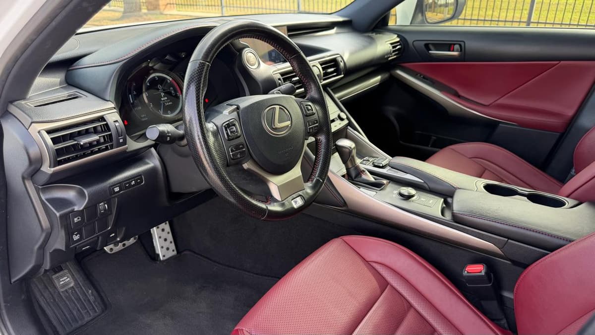 2018 Lexus IS - Image 33