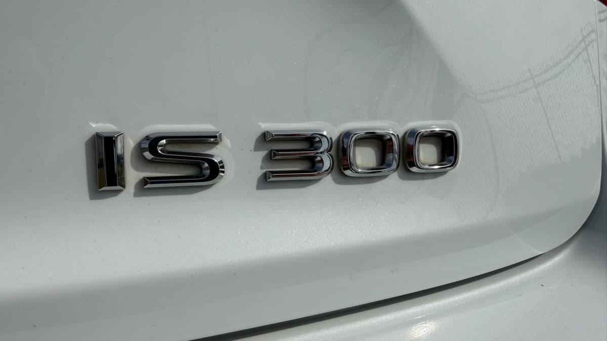 2018 Lexus IS - Image 37