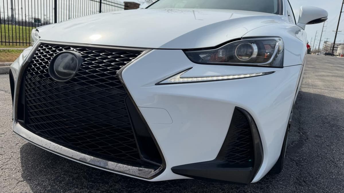 2018 Lexus IS - Image 40