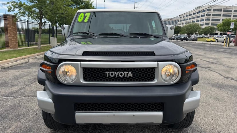 2007 TOYOTA FJ - Image 2