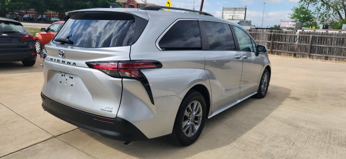 2022 TOYOTA Sienna - Image 3
