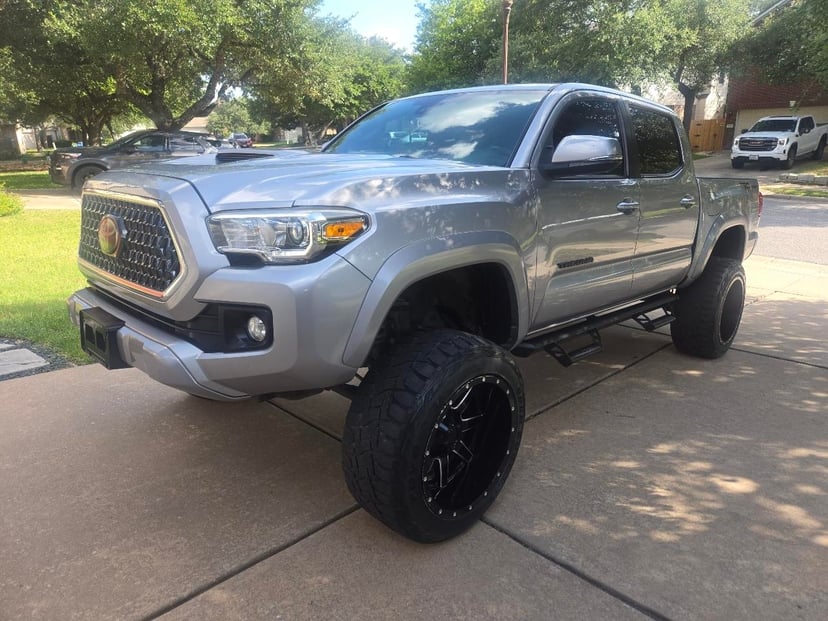 2018 TOYOTA Tacoma - Image 1