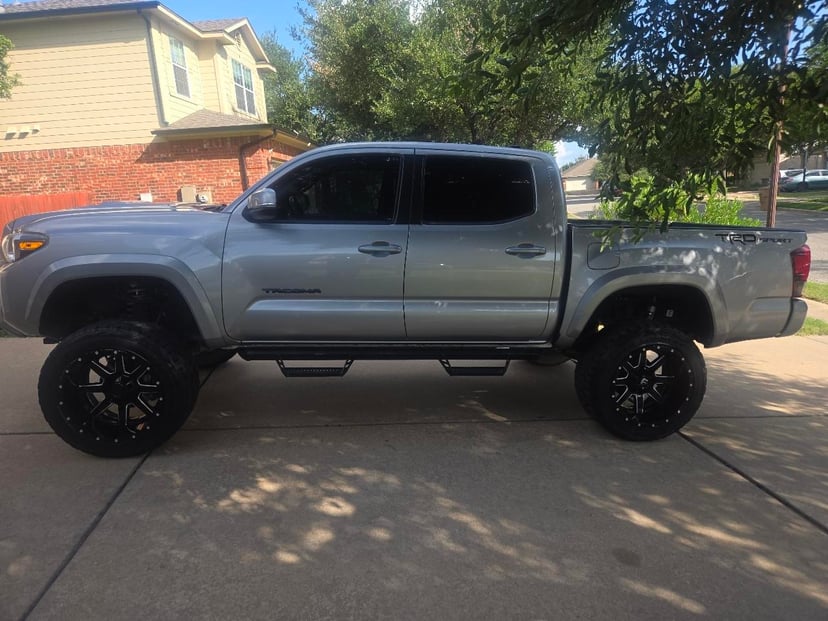 2018 TOYOTA Tacoma - Image 3