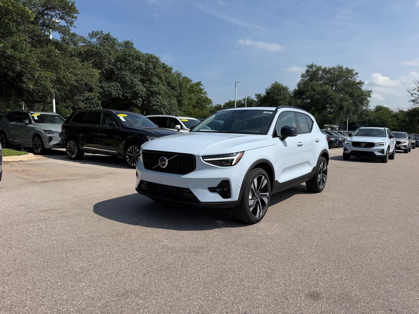 2026 Volvo XC40 - Image 1