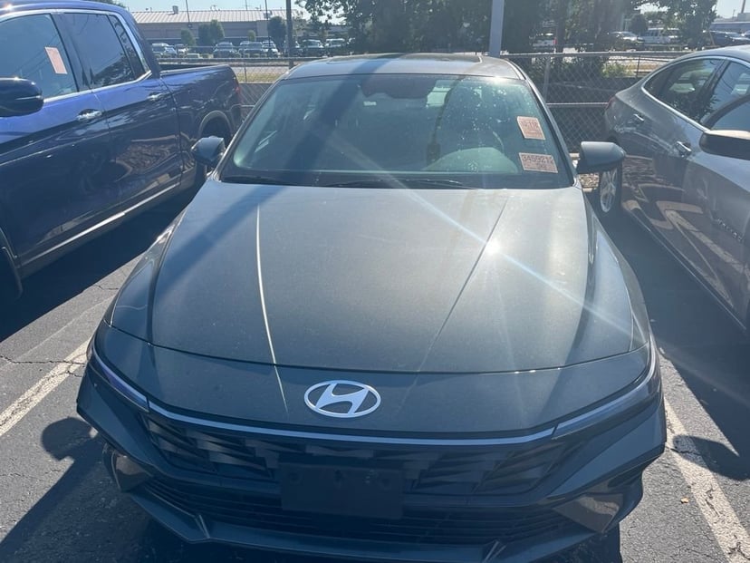 2025 Hyundai Elantra - Image 2