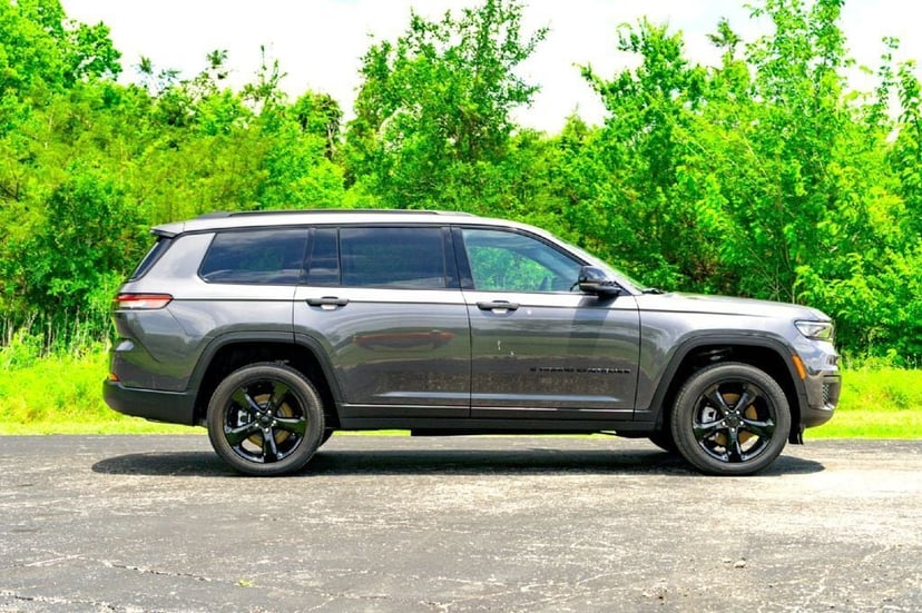 2025 Jeep Grand Cherokee L - Image 3