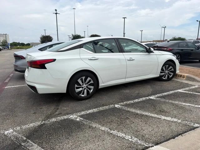 2022 Nissan Altima - Image 3