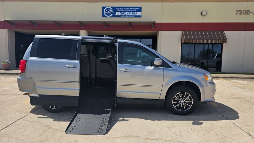 2017 Dodge Grand Caravan - Image 1
