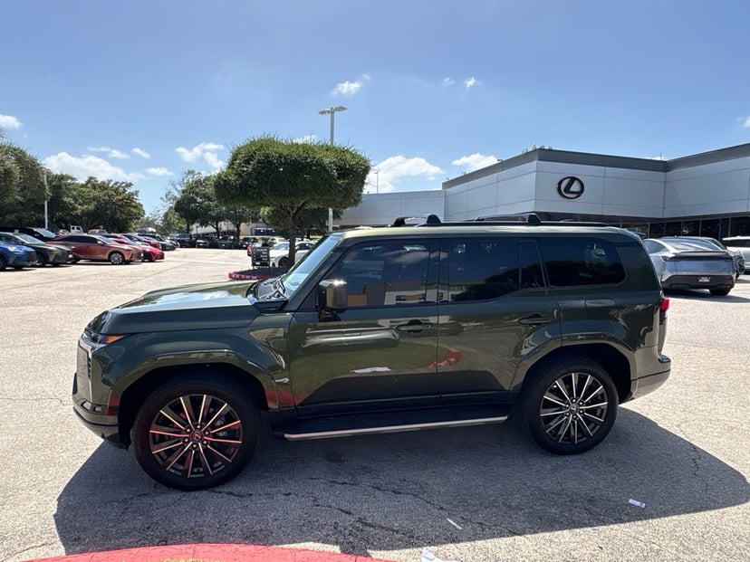 2024 Lexus GX - Image 2
